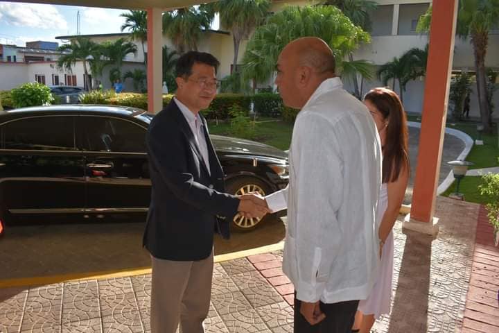 Gobernador de Villa Clara, Alberto López Díaz, recibe al embajador de Japón en Cuba, Excelentísimo Señor Kenji Hirata.