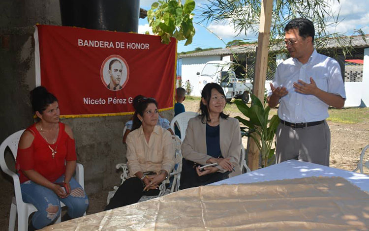 Embajador de Japón en Cuba visita la cooperativa Domingo Lara, en Manicaragua. 