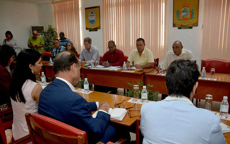 Embajador del Reino Unido de Gran Bretaña e Irlanda del Norte en Cuba, excelentí­simo Sir George Hollingbery KCMG, sostiene encuentro con el gobernador de Villa Clara, Alberto López Dí­az.