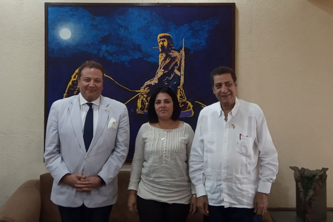 Embajador de Egipto en Cuba, Maher El-Adawy, junto a la vicegobernadora de Villa Clara,  Milaxy Sánchez Armas, y el escritor egipcio Kamal Gaballa.