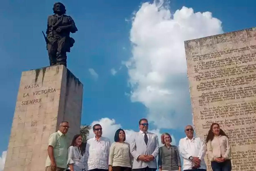 Embajador de Egipto en la visita a la Plaza del Complejo Escultórico Ernesto Che Guevara, de Santa Clara.