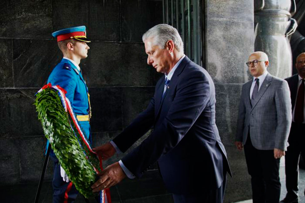 Presidente cubano, Miguel Díaz-Canel, coloca un ofrenda floral en honor a los mártires de Serbia, durante la visita a esa nación.