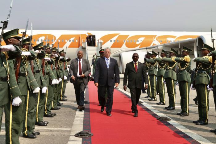 Recibimiento del presidente Díaz Canel en aeropuerto de Angola