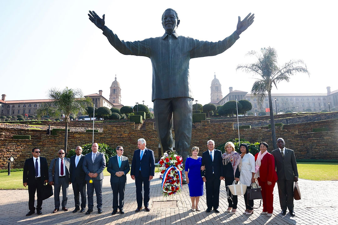 Presidente cubano y la delegación que le acompaña ante el monumento a Nelson Mandela en Sudáfrica.