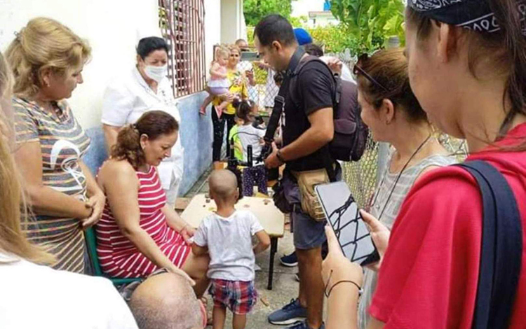 Activistas de Puentes de Amor hacia Cuba y de Code Pink visitan casa de niños sin amparo familiar en Santa Clara.