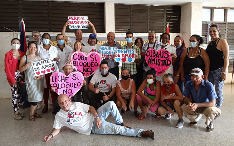 Activistas y trabajadores del hospital infantil de Villa Clara manifestaron su rechazo al bloqueo de los Estados Unidos contra Cuba.