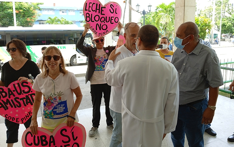 Activistas de Puentes de Amor hacia Cuba y de Code Pink visitan casa de niños sin amparo familiar en Santa Clara.