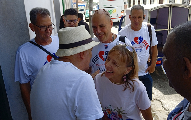 Ramón Silverio saluda a la activista Medea Benjamin, cofundadora del movimiento Code Pink.