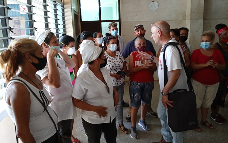 Carlos Lazo conversa con trabajadores del hospital pediátrico universitario José Luis Miranda, de Villa Clara.