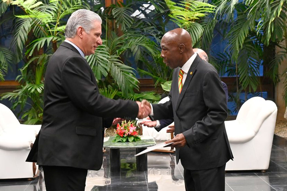 Presidente cubano, Miguel Díaz-Canel Bermúdez, y el embajador de Granada, Glen Benedict Noel.