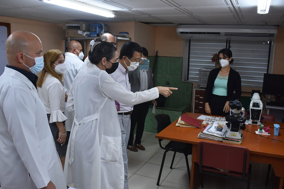 Embajador de Japón en Cuba en recorrido por el hospital oncológico universitario Celestino Hernández Robau, de Villa Clara.