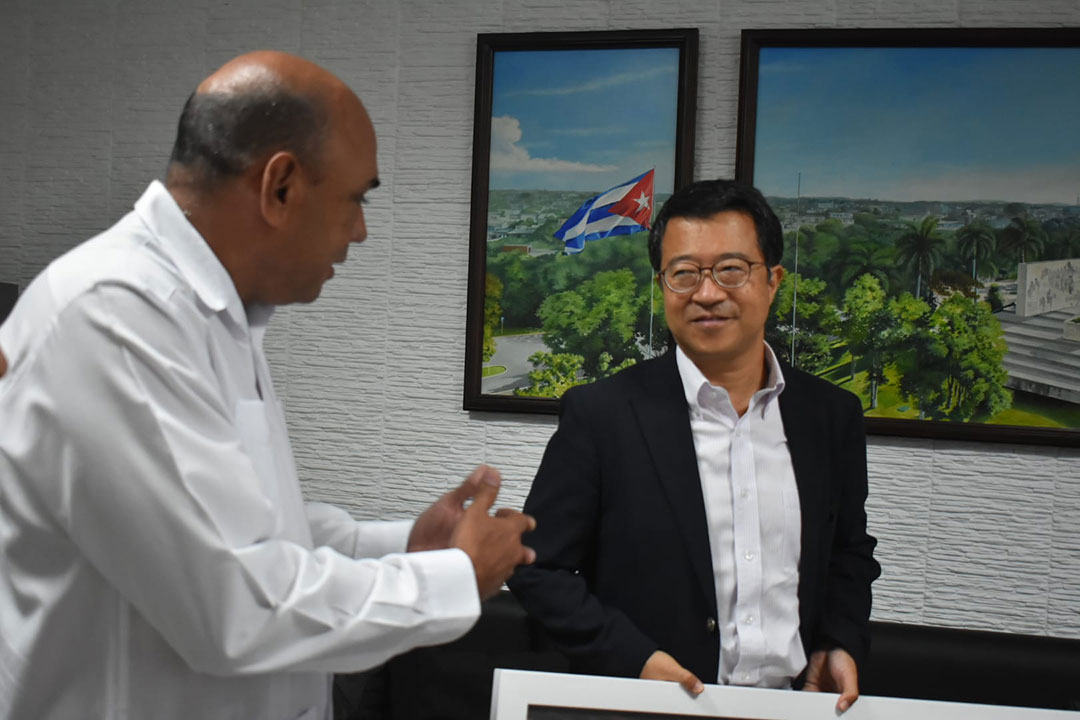 Encuentro entre el embajador de Japón en Cuba, Hirata Kenji, y el gobernador de Villa Clara, Alberto López Díaz.