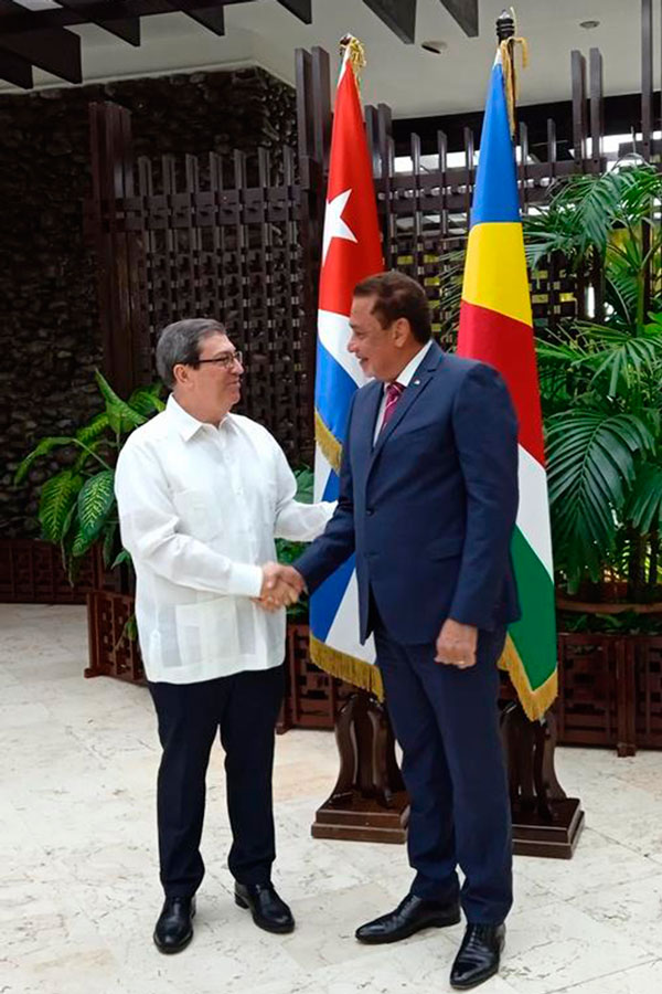 Los cancilleres de Cuba, Bruno Rodríguez Parrilla, y de Seychelles, Presidente de Cuba, Miguel Díaz-Canel Bermúdez, y el canciller de Seychelles, Louis Sylvestre Radegonde.