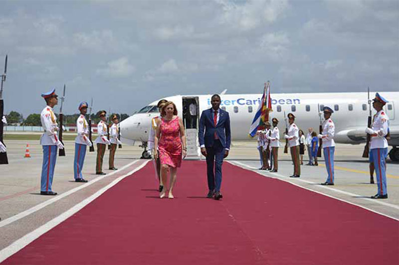 Recibimiento al primer ministro de Granada, Dickson Mitchell, en el aeropuerto internacional José Martí, de La Habana.