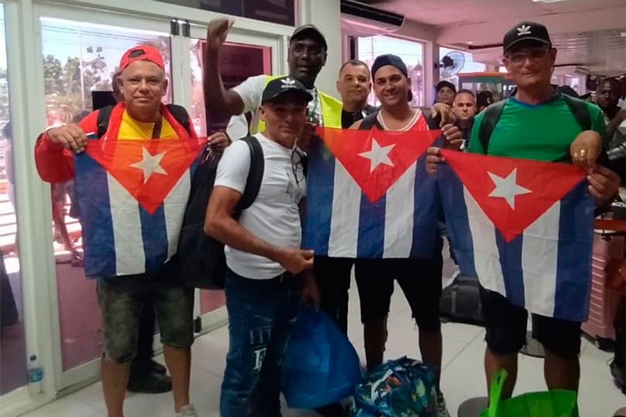Grupo de cubanos que arribó de Haití este domingo 21 de abril de 2024.
