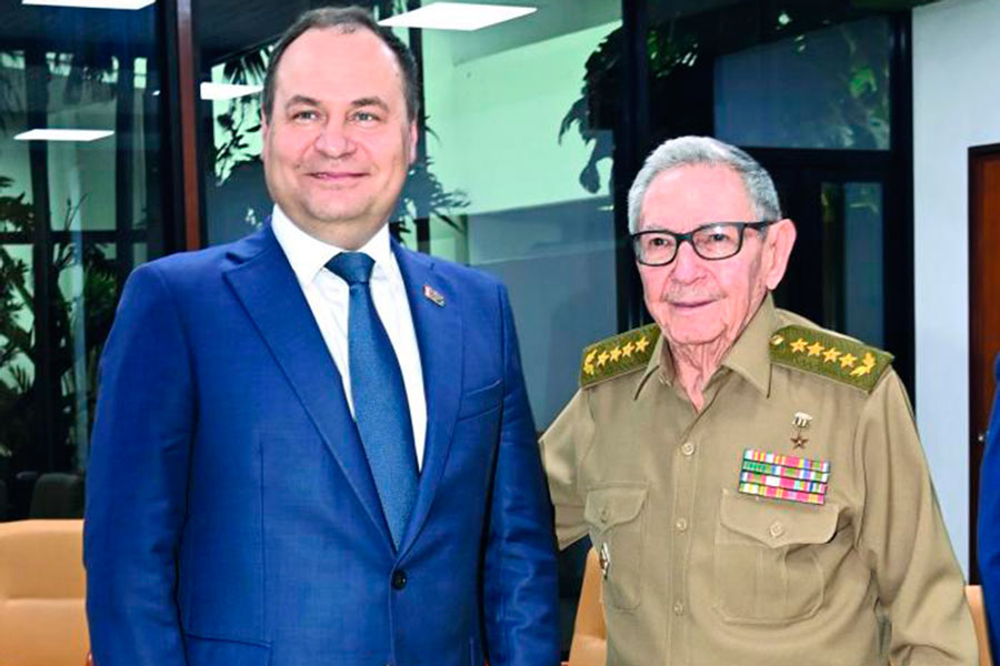 Encuentro Raúl Castro , líder Revolución Cubana y Román Golóvchenko, primer ministro de Belarús