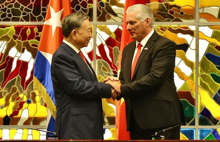 To Lam y Miguel Díaz-Canel durante la firma de acuerdos entre Cuba y Vietnam.