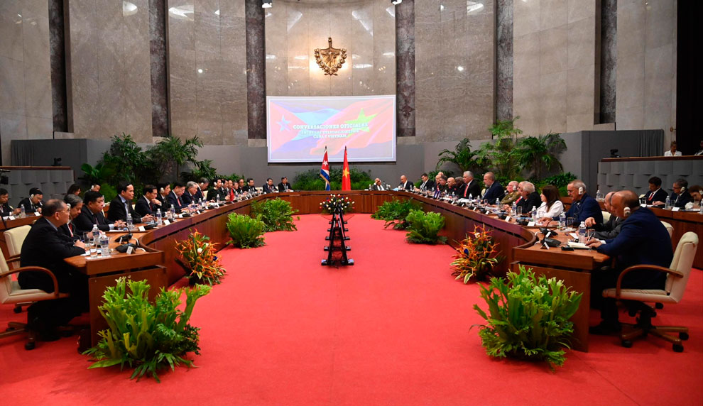 Conversaciones oficiales entre las delegaciones de Cuba y Vietnam.