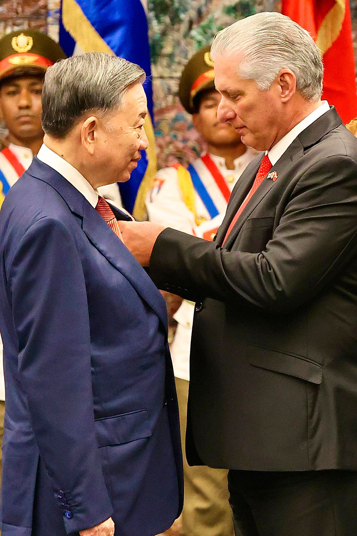 Presidente de Cuba, Miguel Díaz-Canel, impone la Orden José Martí al presidente de Vietnam, To Lam.