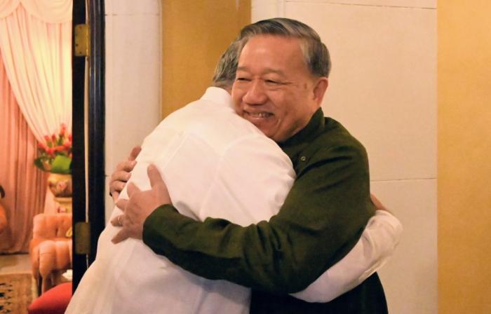 Abrazo entre los presidentes de Cuba, Miguel Díaz-Canel Bermúdez, y de Vietnam, To Lam.