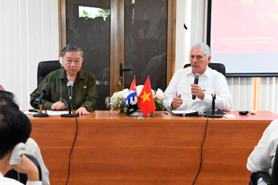 Encuentro de los presidentes de Cuba y Vietnam con empresarios vietnamitas.