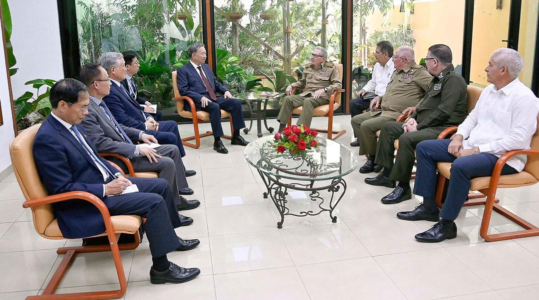 General de Ejército Raúl Castro Ruz y el presidente de Vietnam, To Lam, junto a las delegaciones de ambos países.