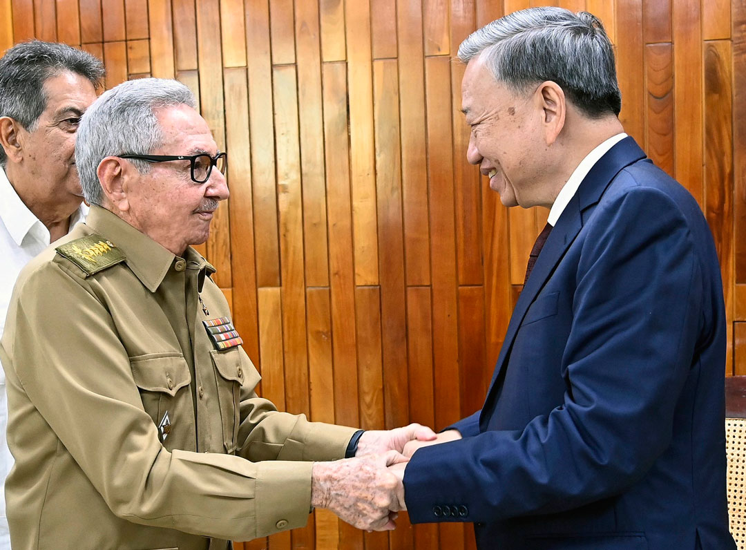 General de Ejército Raúl Castro Ruz y el presidente de Vietnam. To Lam.