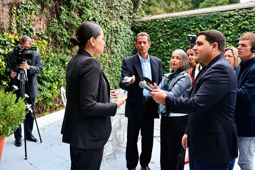 Carolina Rangel, secretaria general del Partido MORENA, ofrece declaraciones a la prensa.