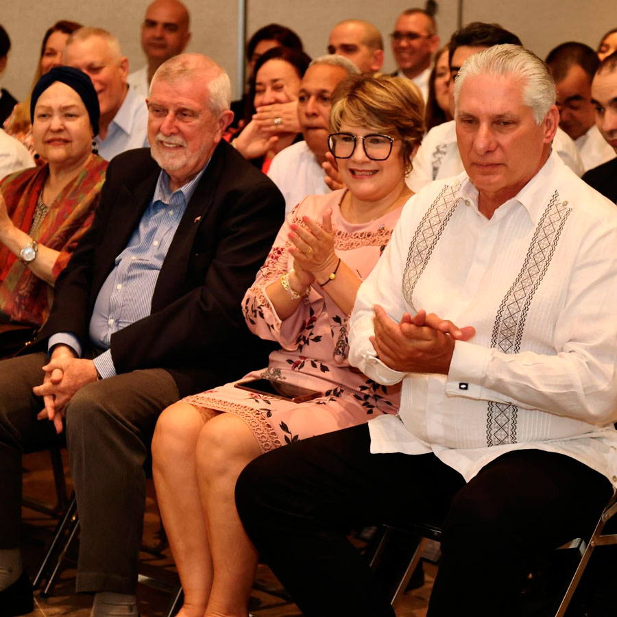 Miguel Díaz-Canel en encuentro con grupo de cubanos en la Embajada de Cuba en México.