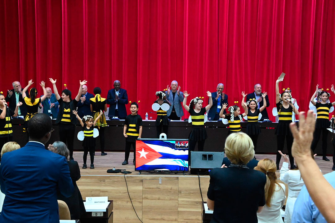 Presentación de La Colmenita en la Participantes en la VI Conferencia internacional Por el Equilibrio del Mundo Con todos y para el bien de todos.