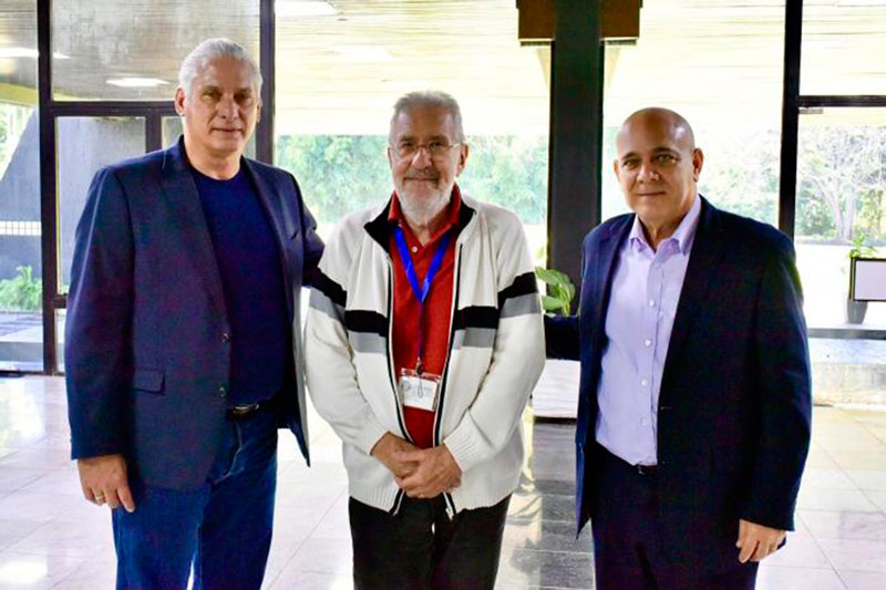 Miguel Díaz Canel dialogó con el intelectual argentino Atilio Borón (al centro).