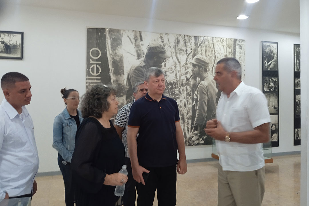 Recorrido de Dmitry Novikov por el Museo del Conjunto Escultórico Ernesto Che Guevara.