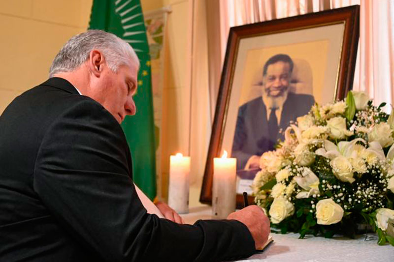 Presidente cubano, Miguel Díaz-Canel, firma libro de condolencias por la muerte de Sam Nujoma, en la embajada de Namibia en Cuba.