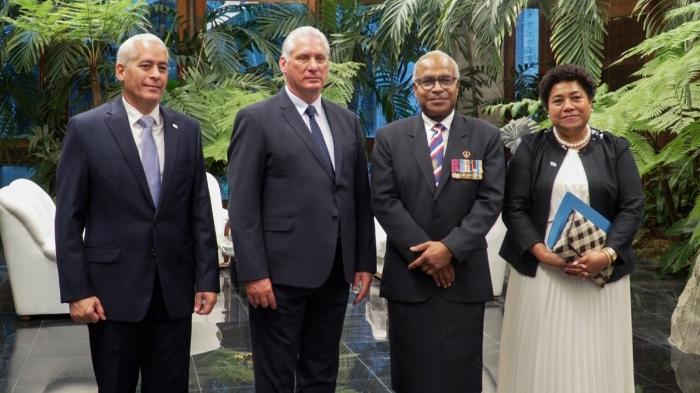 Presidente cubano recibe a Filipo Tarakinikini, embajador de Fiji.