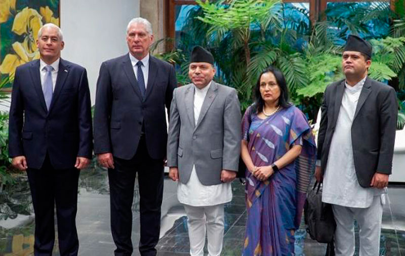 Recibe presidente cubano a Bharat Raj Paudyal, embajador de Nepal.