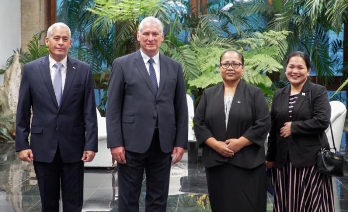 Presidente cubano, Miguel Díaz-Canel, recibe a  Lara Erab Daniel, embajadora de Nauru.