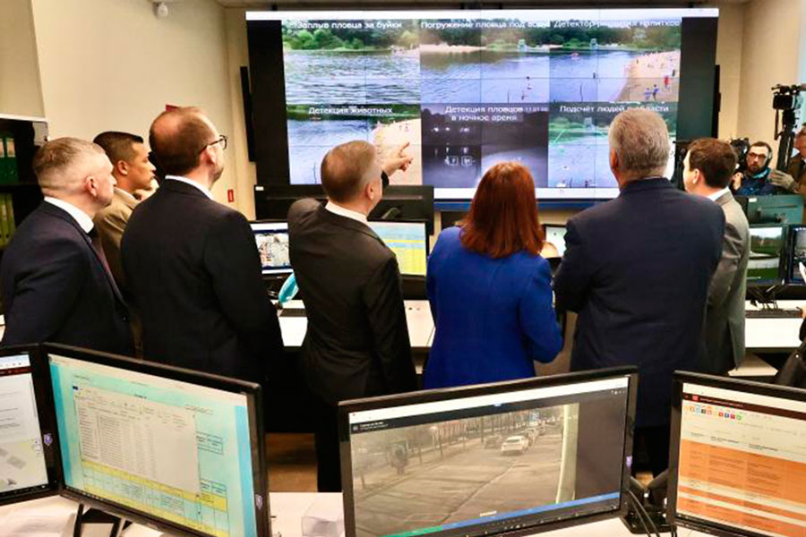 Presidente cubano, Miguel Díaz-Canel, en centro de nuevas tecnologías.