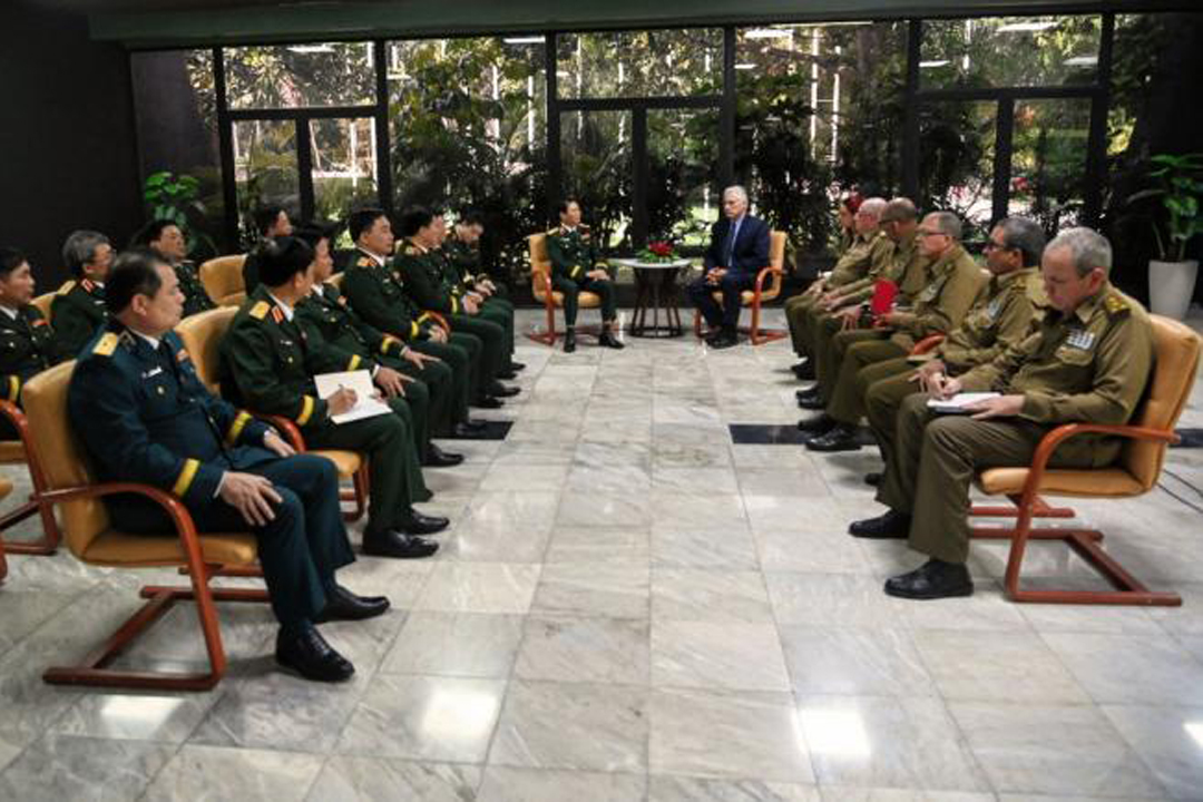 Encuentro entre delegación del ejercito del Vietnam y presidente de Cuba