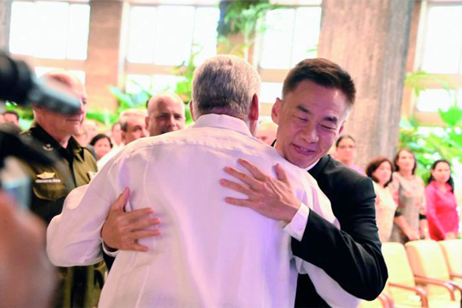 Miguel Díaz-Canel y el embajador de China en Cuba en el acto por los 80 años de la victoria en la guerra de resistencia del pueblo chino.