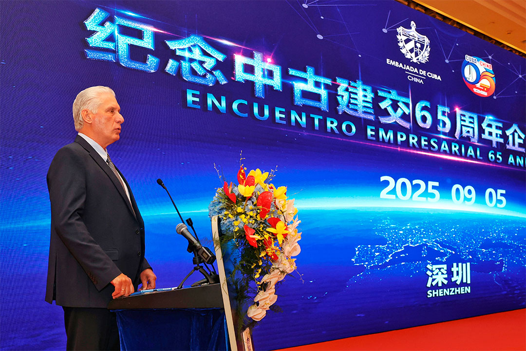 Presidente cubano habla a un grupo de empresarios chinos.