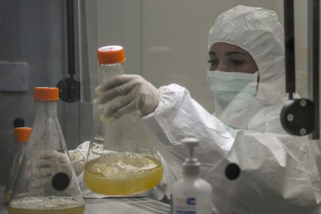 Científica en laboratorio