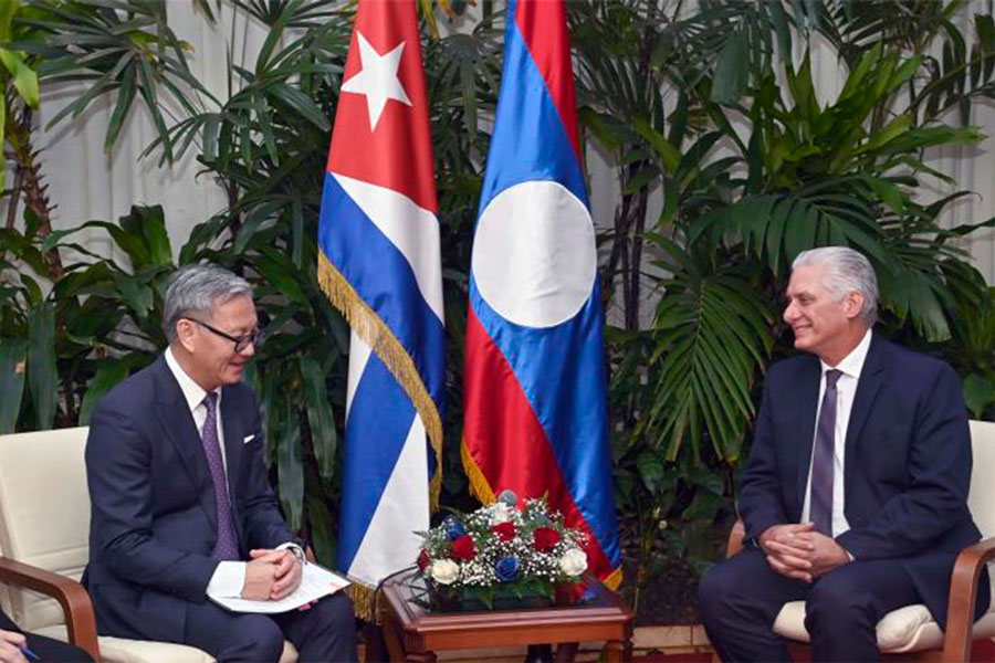 Encuentro del presidente cubano, Miguel Díaz-Canel Bermúdez, con Thongsavanh Phomvihane, canciller de Laos.