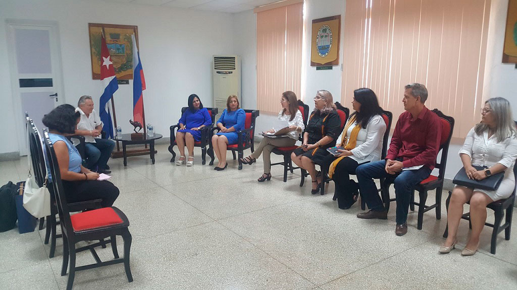 Encuentro de autoridades villaclareñas con el embajador de la Federación Rusa.