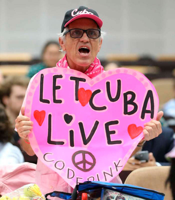 Integrante del Convoy Nuestra América, con cartel Let Cuba live.