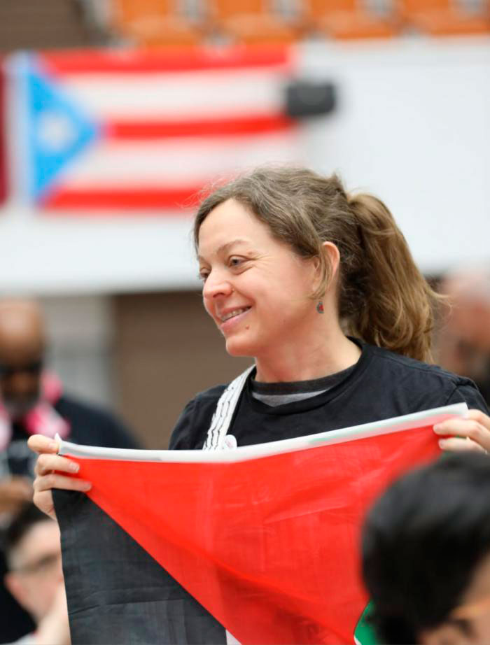 Integrante del Convoy Nuestra América con bandera de Palestina.