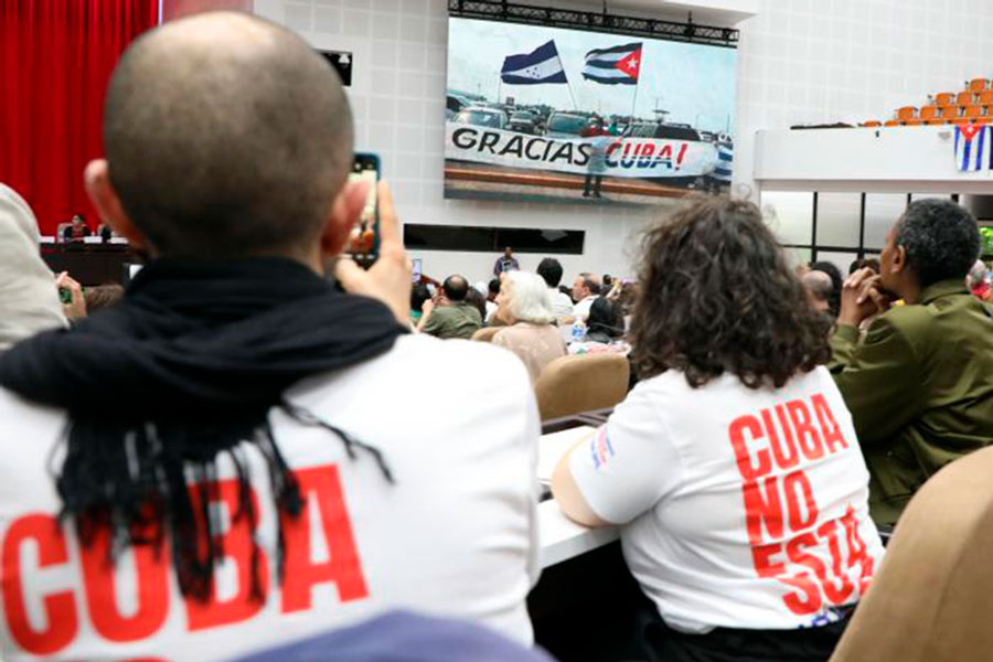 Integrantes del Convoy Nuestra América en el encuentro con la dirección de Cuba.