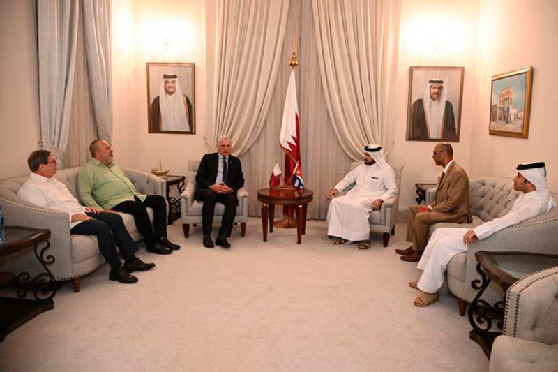 Encuentro presidente cubano con diplomáticos de Catar.