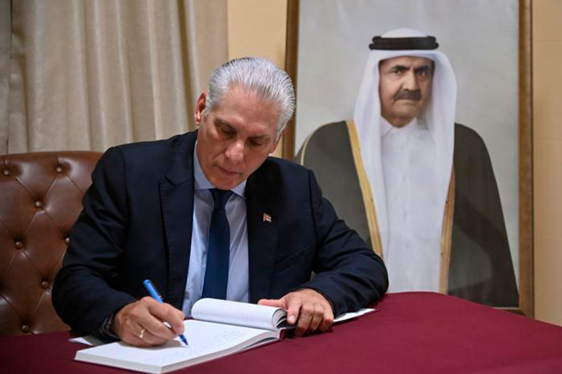 Presidente cubano, Miguel Díaz-Canel, firma libro de condolencias por el fallecimieneto del emir padre de Catar.