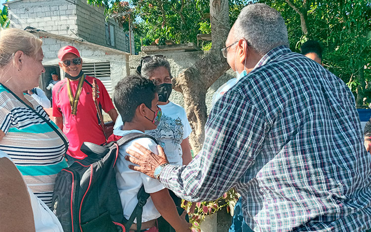 Encuentro de líderes religiosos con vecinos de la comunidad del Caracatey.