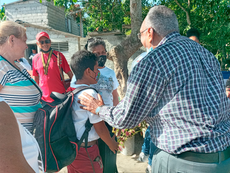 Encuentro de líderes religiosos con vecinos de la comunidad del Caracatey.